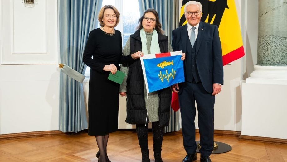 Das Bundespräsidentenpaar und Petra Lenius-Hemstedt mit der Fahne ihres Heimatdorfes